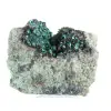 Brocantite verde grezza proveniente dal Cile, esposta su un supporto. - 0
