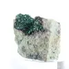 Brocantite verde grezza proveniente dal Cile, esposta su un supporto. - 2
