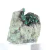 Brocantite verde grezza proveniente dal Cile, esposta su un supporto. - 3