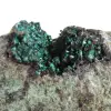 Brocantite verde grezza proveniente dal Cile, esposta su un supporto. - 5