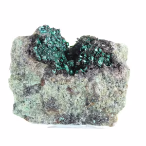 Brocantite verde grezza proveniente dal Cile, esposta su un supporto.