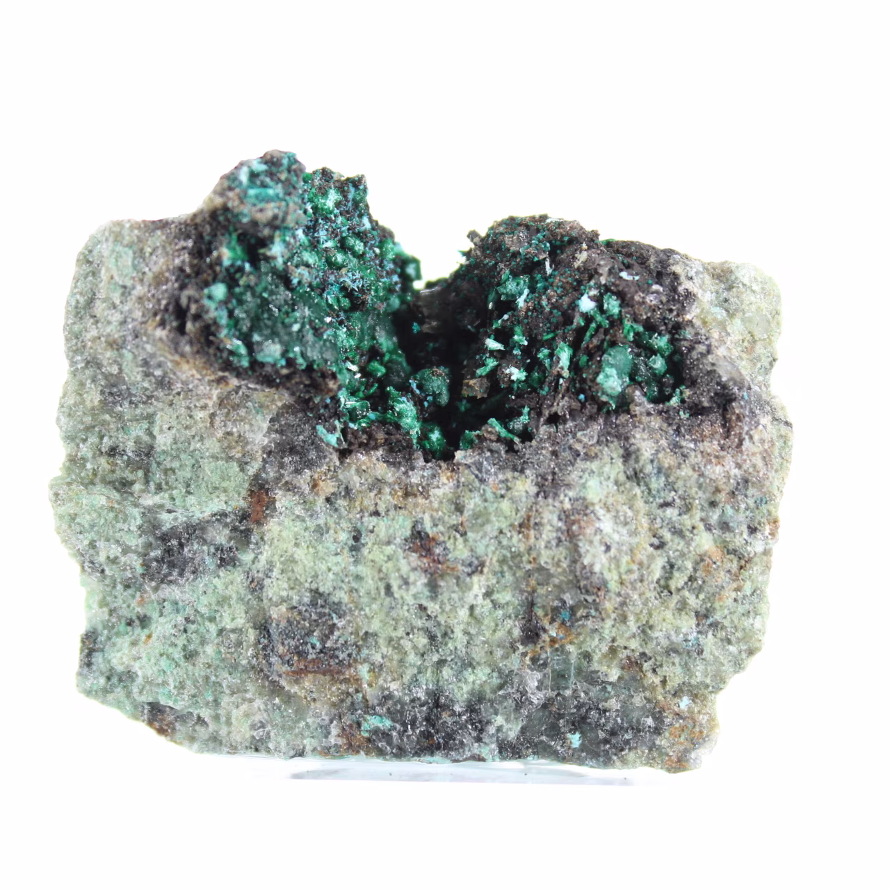 Brocantite verde grezza proveniente dal Cile, esposta su un supporto.
