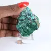 Brochantite cilena: esemplare grezzo su base elegante - 1