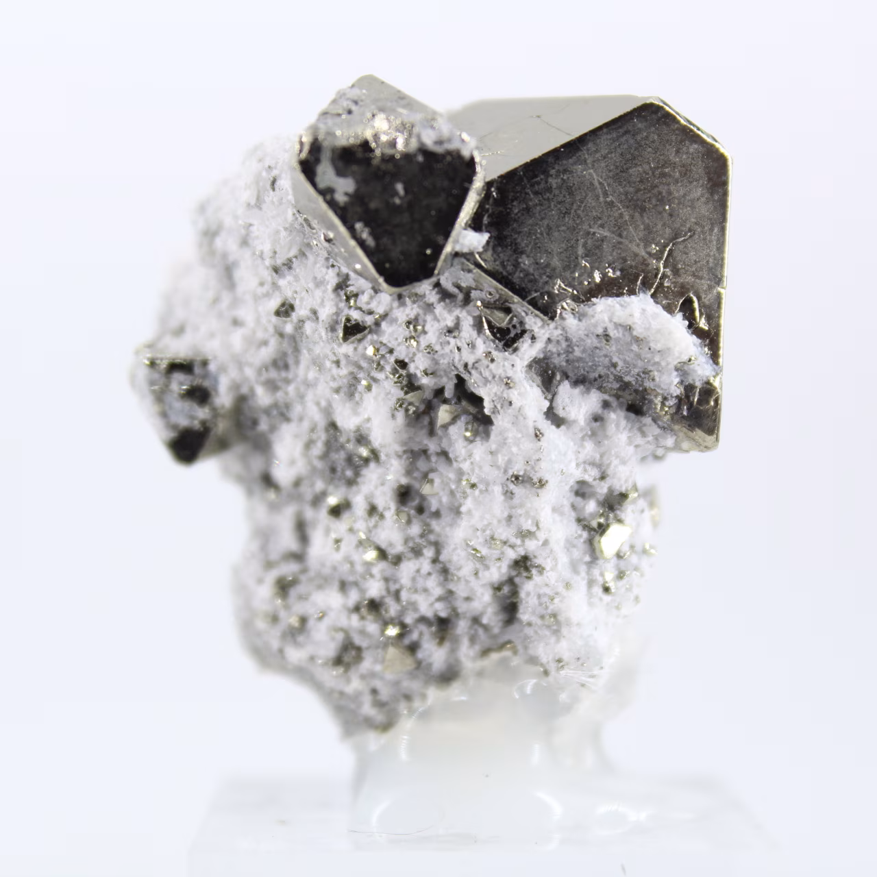 Cristalli ottaedrici di pirite, solfuro di ferro proveniente dal Perù