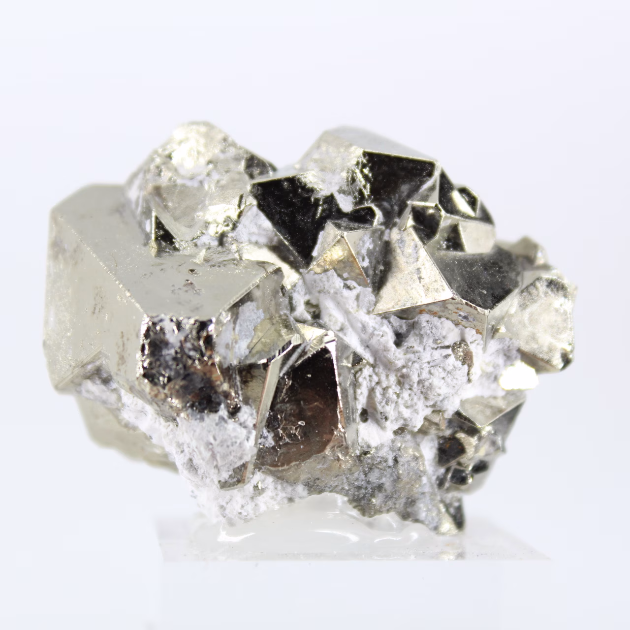 Pirite geometrica dal Perù – Cristalli ottaedrici su una base