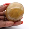 Piccolo ciottolo di quarzo giallo malgascio da esporre - 2