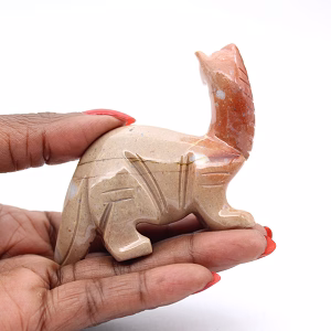 Diplodoco in steatite: scultura di dinosauro boliviana