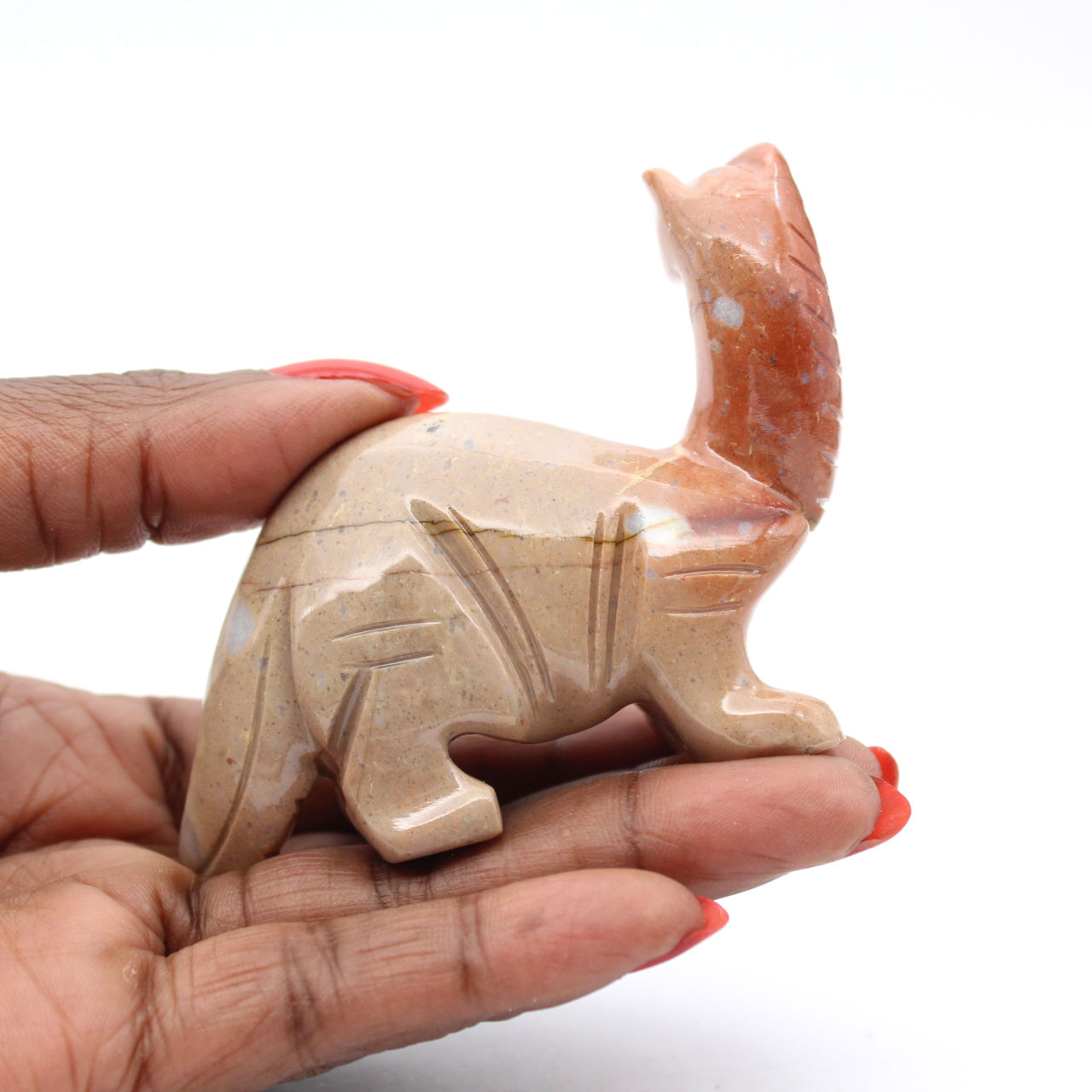 Diplodoco in steatite: scultura di dinosauro boliviana